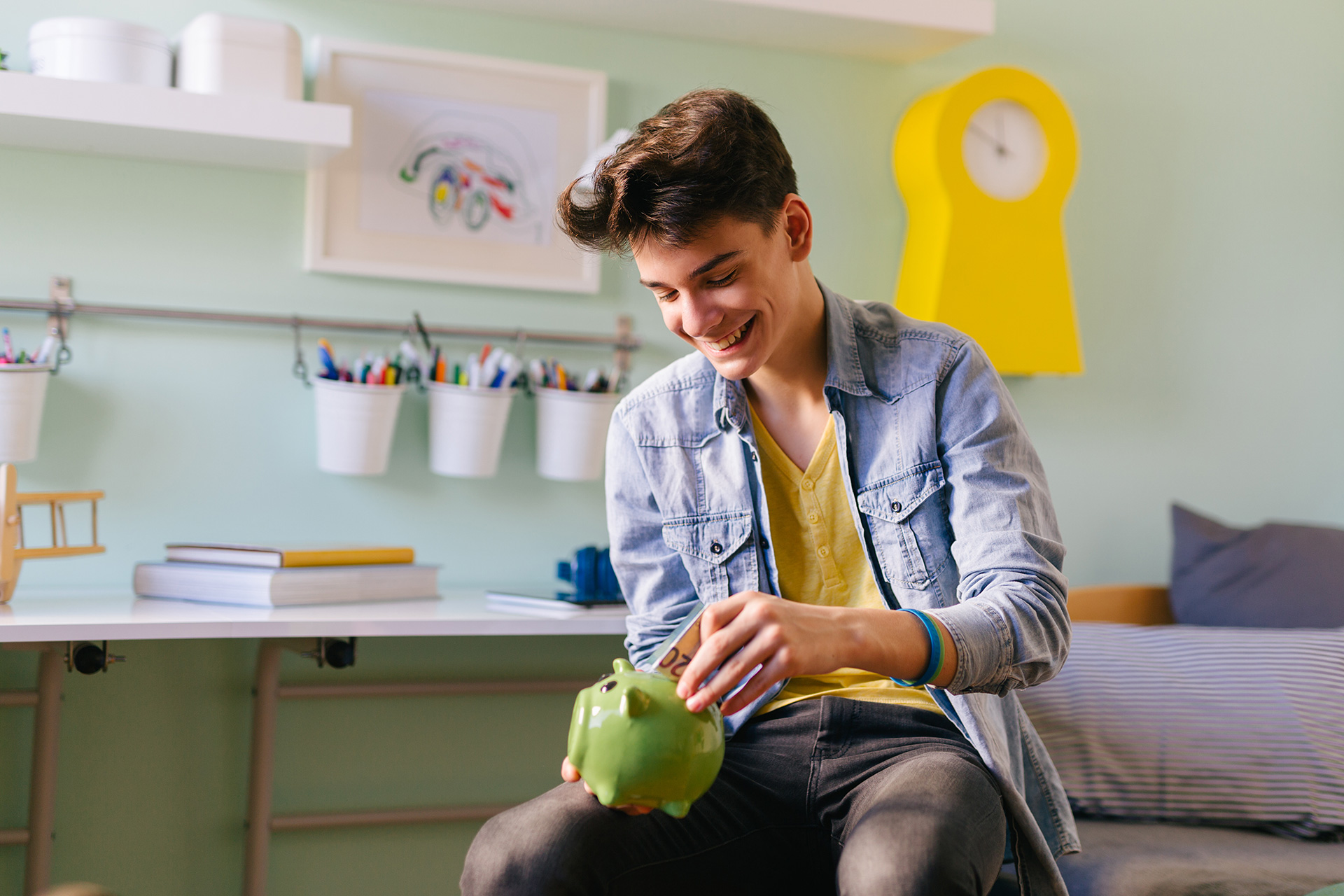 Guía para jóvenes: cómo ahorrar dinero y organizar tus finanzas en Colombia